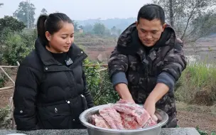 300买一块排骨4坨肉，在家自己做腊肉，腌制4天再熏更香