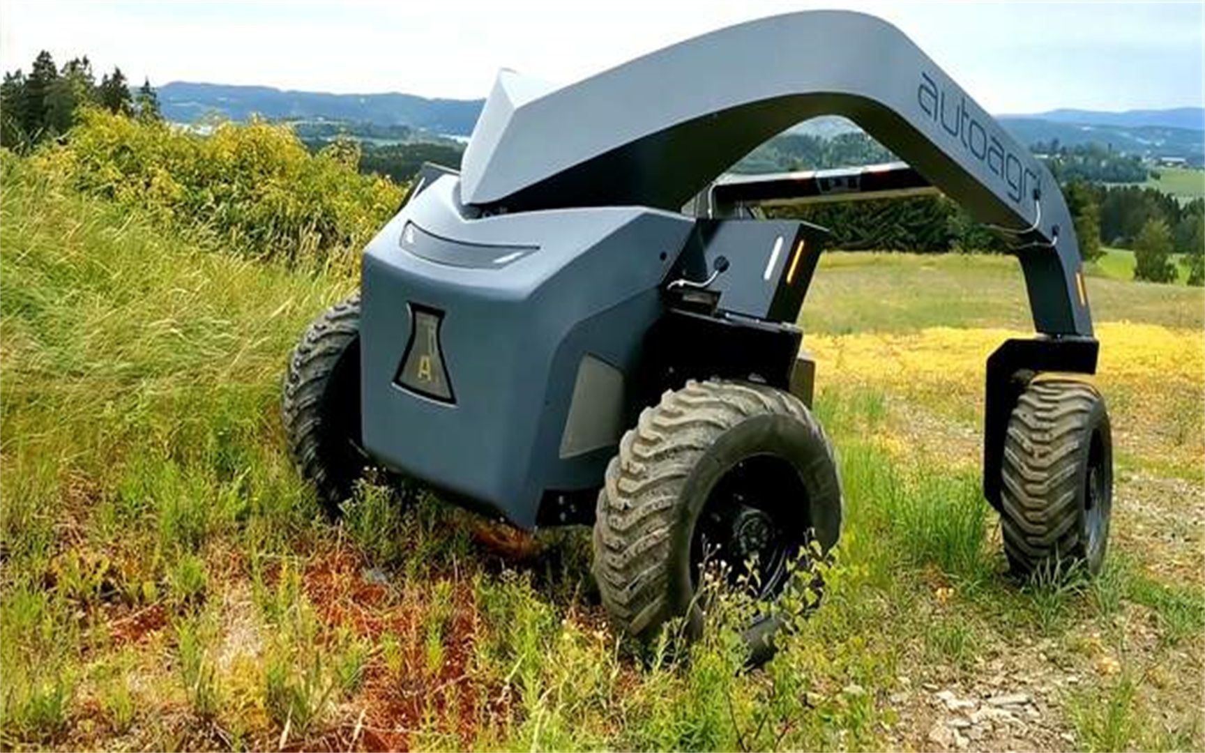 国外发明无人驾驶拖拉机,完全颠覆传统设计,可连续工作24小时!