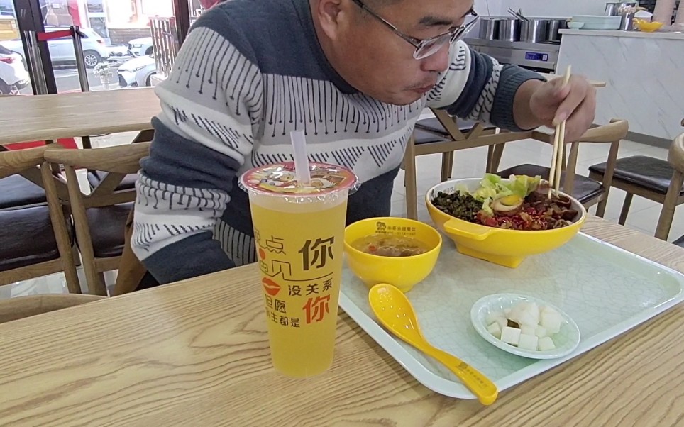 東北哈爾濱早飯花了18元,吃的雙椒肥腸飯,冰城吃得最香的一餐飯