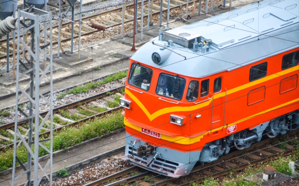 宁局管内的柳州机务段来了一台橘子!还与芭比牵起了手!