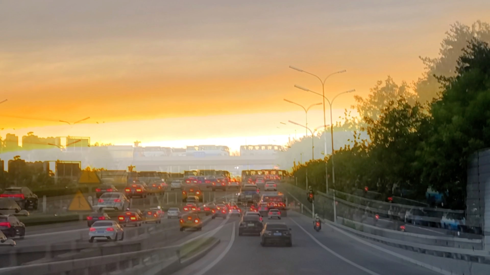 北京上空笼罩一块巨大"红晕"