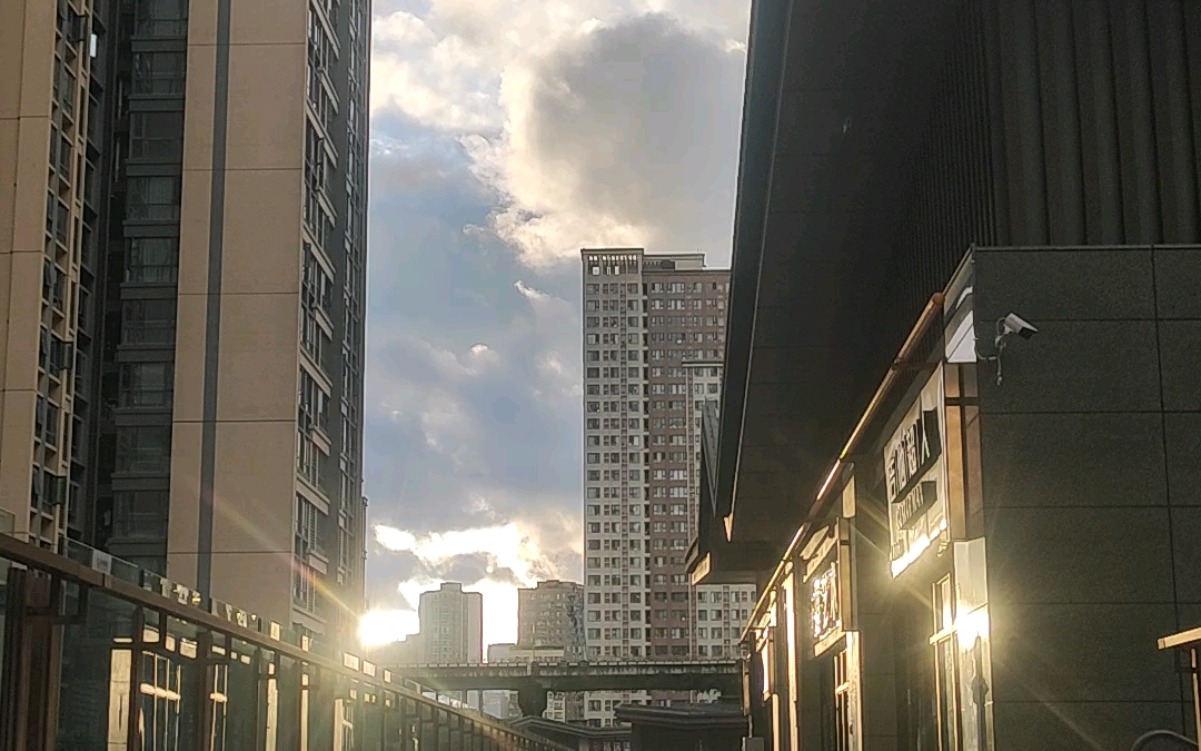 治愈系┄和我一起听风,看云,到天黑.1分50秒开始,阳光很辉煌.