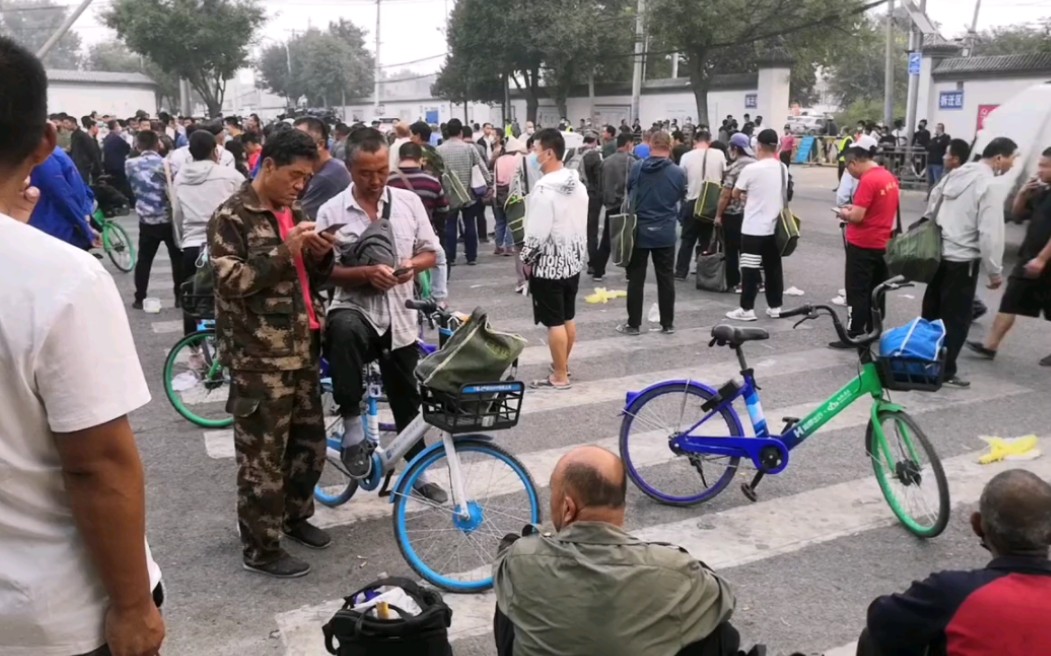 [图]大早上临时工，日结工很多人在这等活干，一个人代表一个家庭