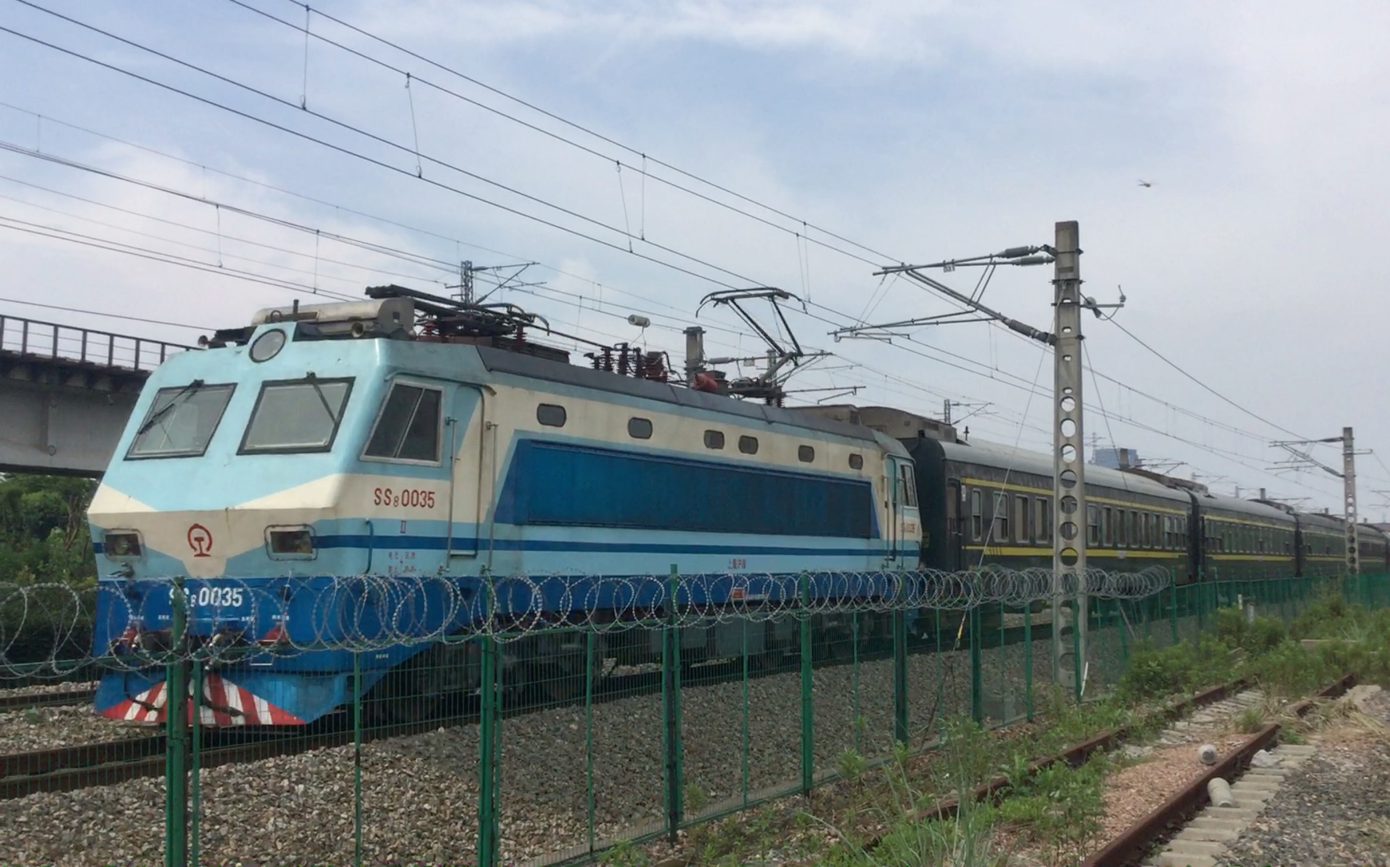 【中国铁路】上局沪段ss80035牵引k575次列车通过沁春路中春路机位