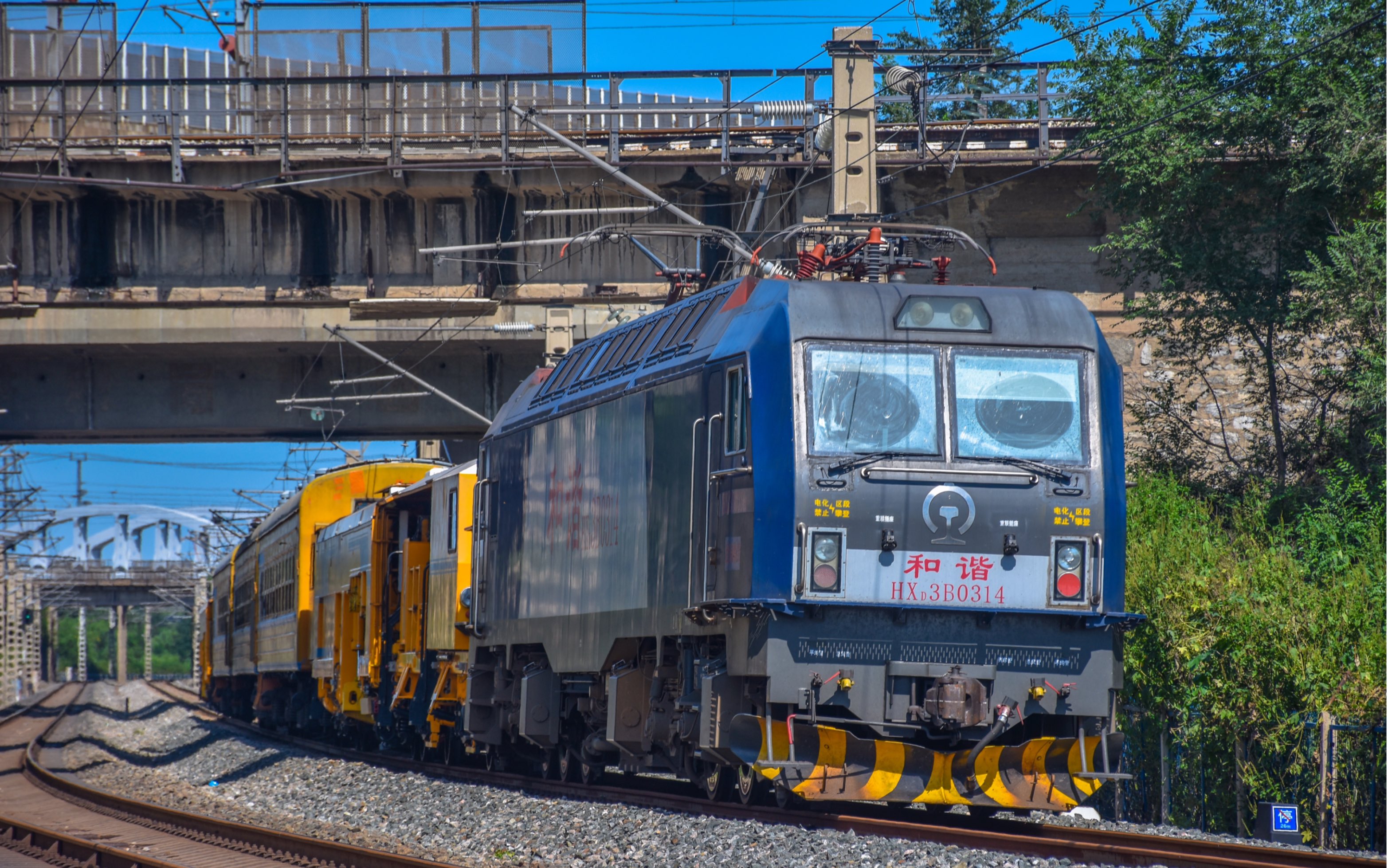 于虎线沈局锦段hxd3b0314回送沈阳工务机械段cdc-16k型捣固车通过联控