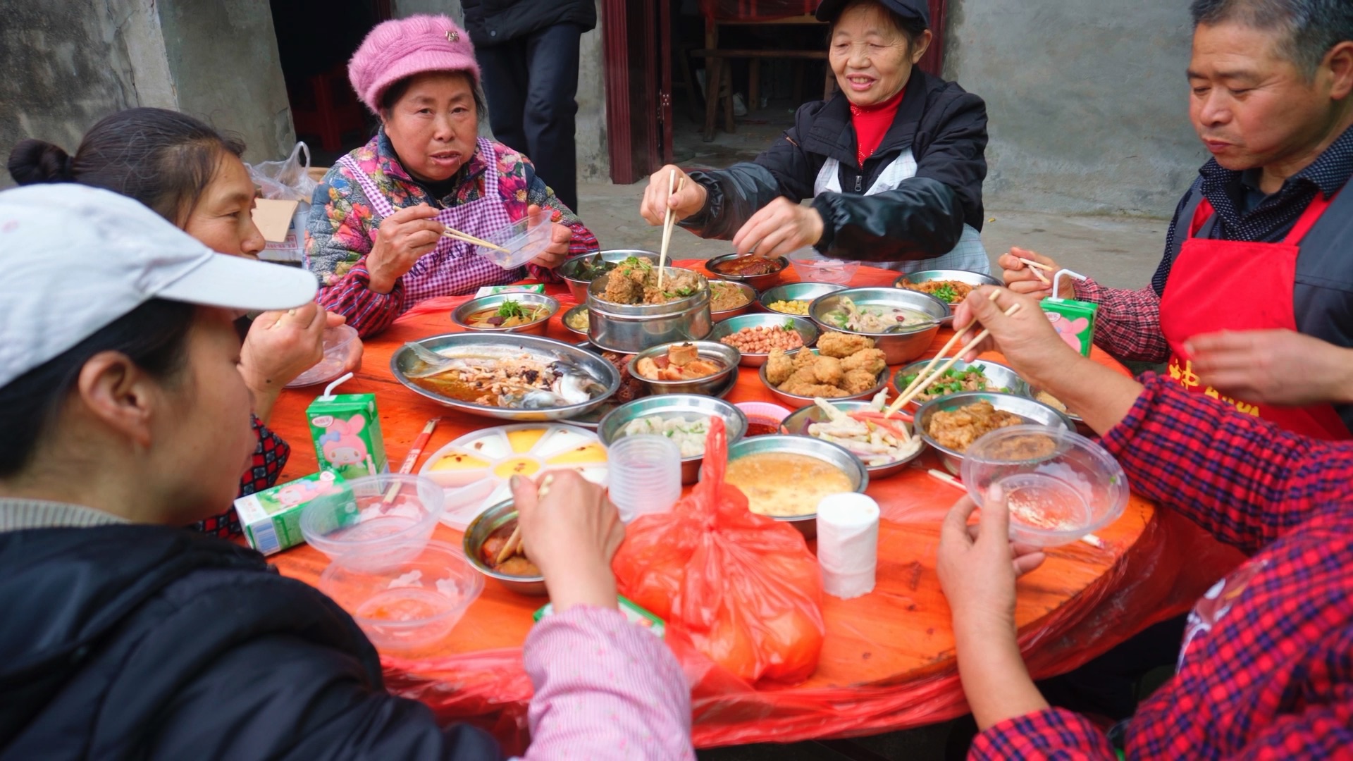 全村大办坝坝宴 农村欢乐庆春节