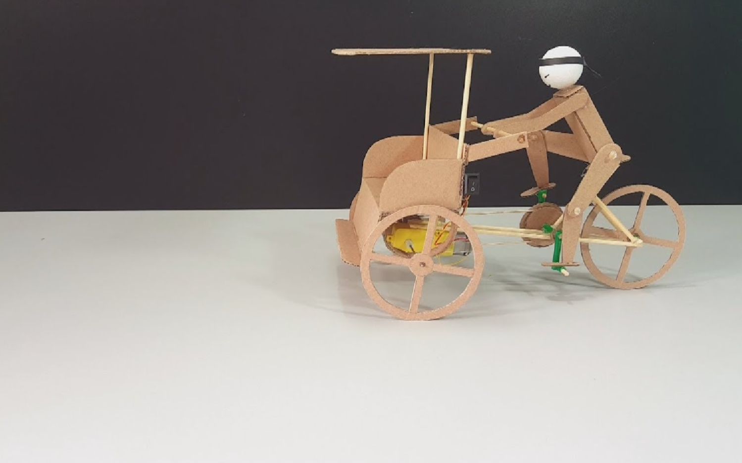 用纸板自制模型三轮车,真能行驶,隔着屏幕都觉得好玩