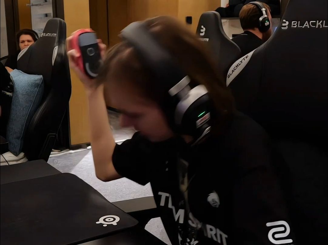 donk输掉比分暴怒砸鼠标