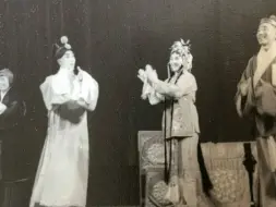 Video herunterladen: 柜中缘 李玉茹 演出录音 全剧 1959年