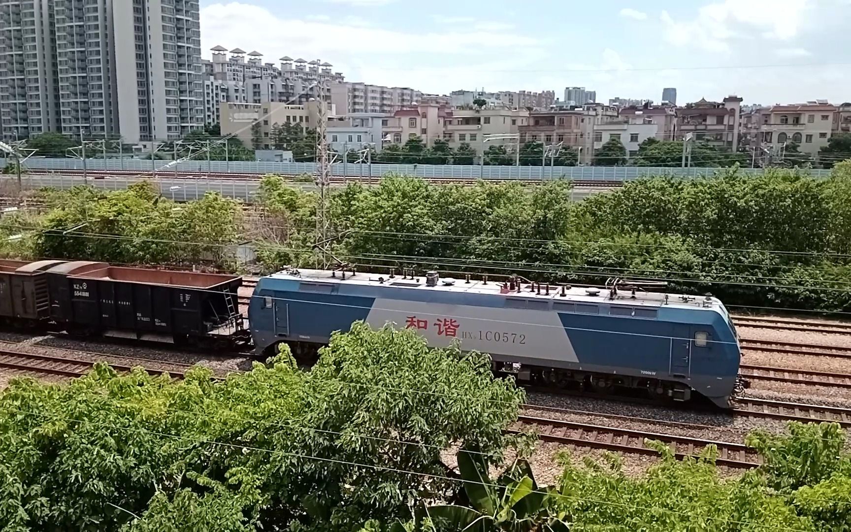 广铁株段hxd1c牵引广州大机段矿渣车从广州北通过