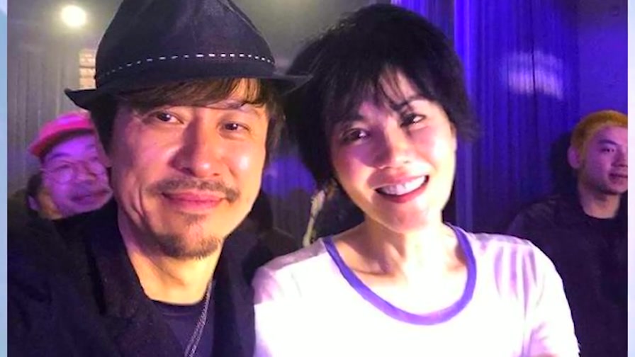 王菲一家年初聚会照曝光窦靖童被李亚鹏周迅夹在中间喜笑盈腮