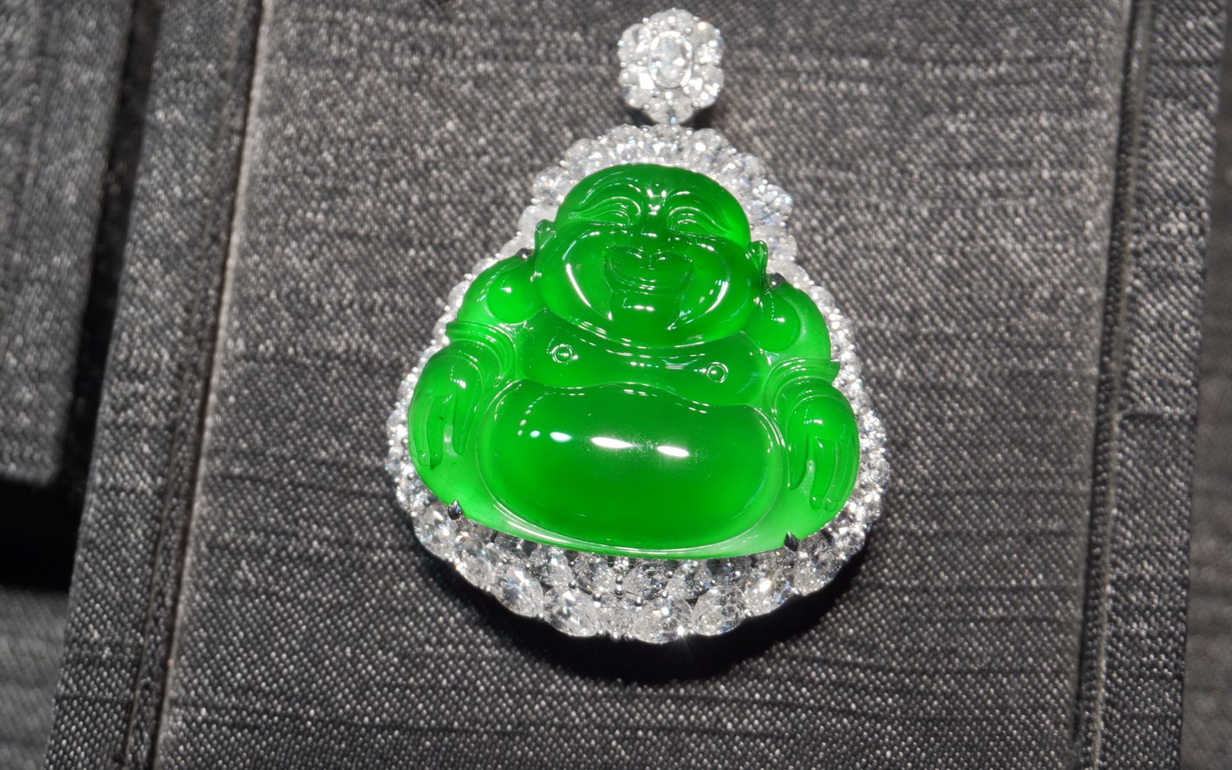 君宝苦苦等待三天看到玉商叫价480万的冰阳绿翡翠佛公值了