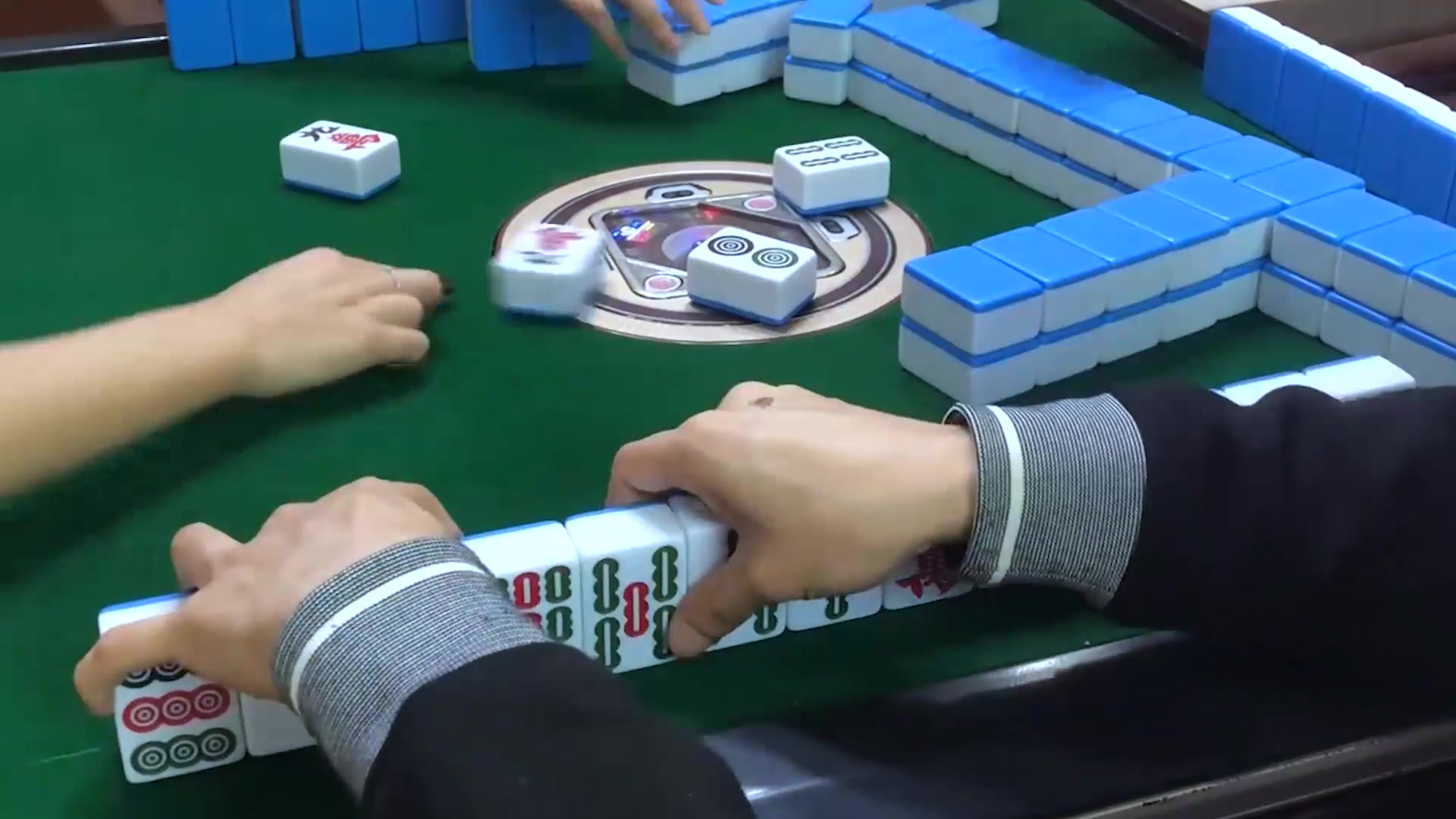 程序麻将:幺四条一直不肯胡想做大对子,最后却是点炮三家的命运