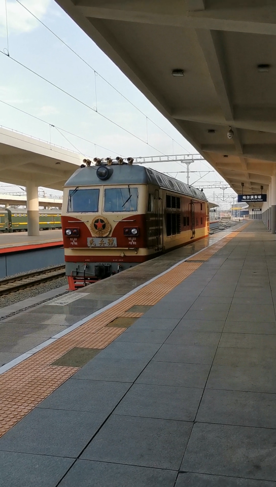 df4d3245哈尔滨东站挂6234次列车