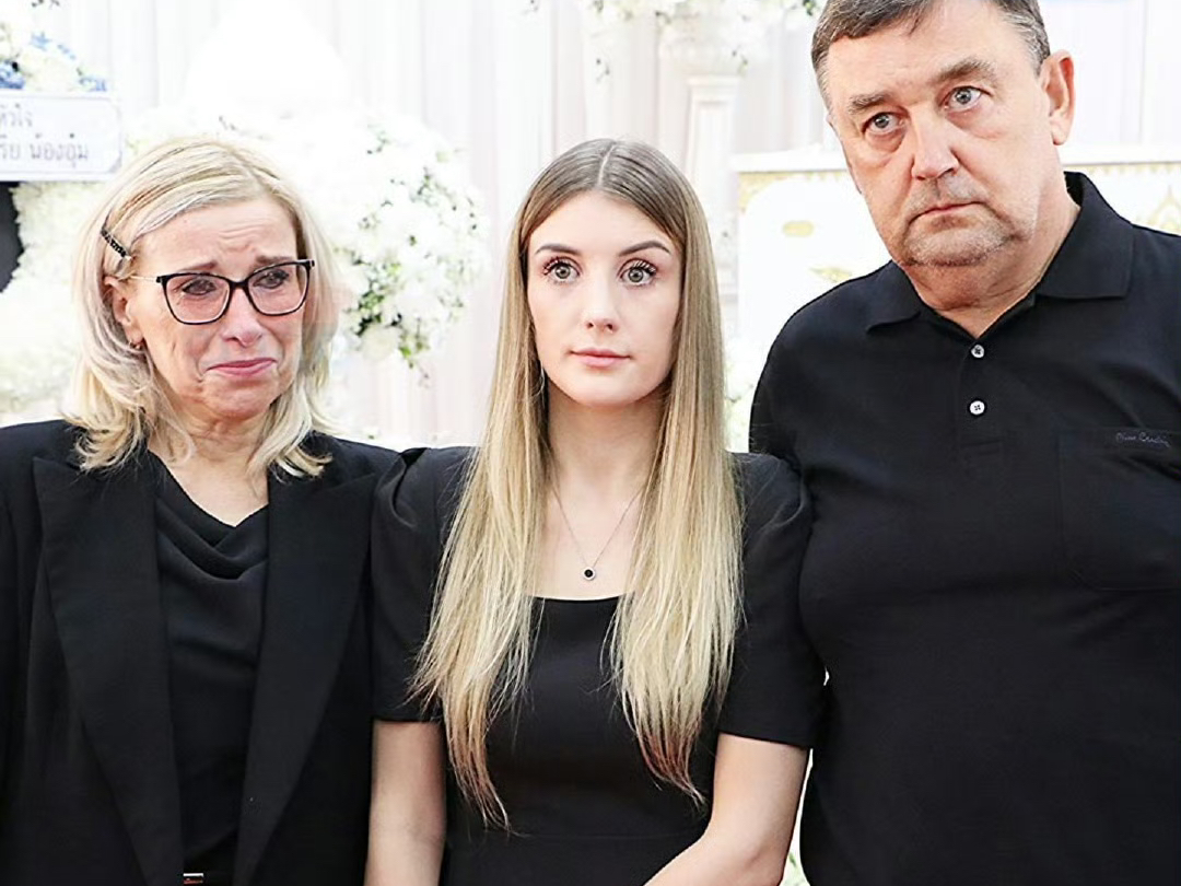 【泰星om去世】女友daria的父母出席了om哥的葬礼,场面十分感人.