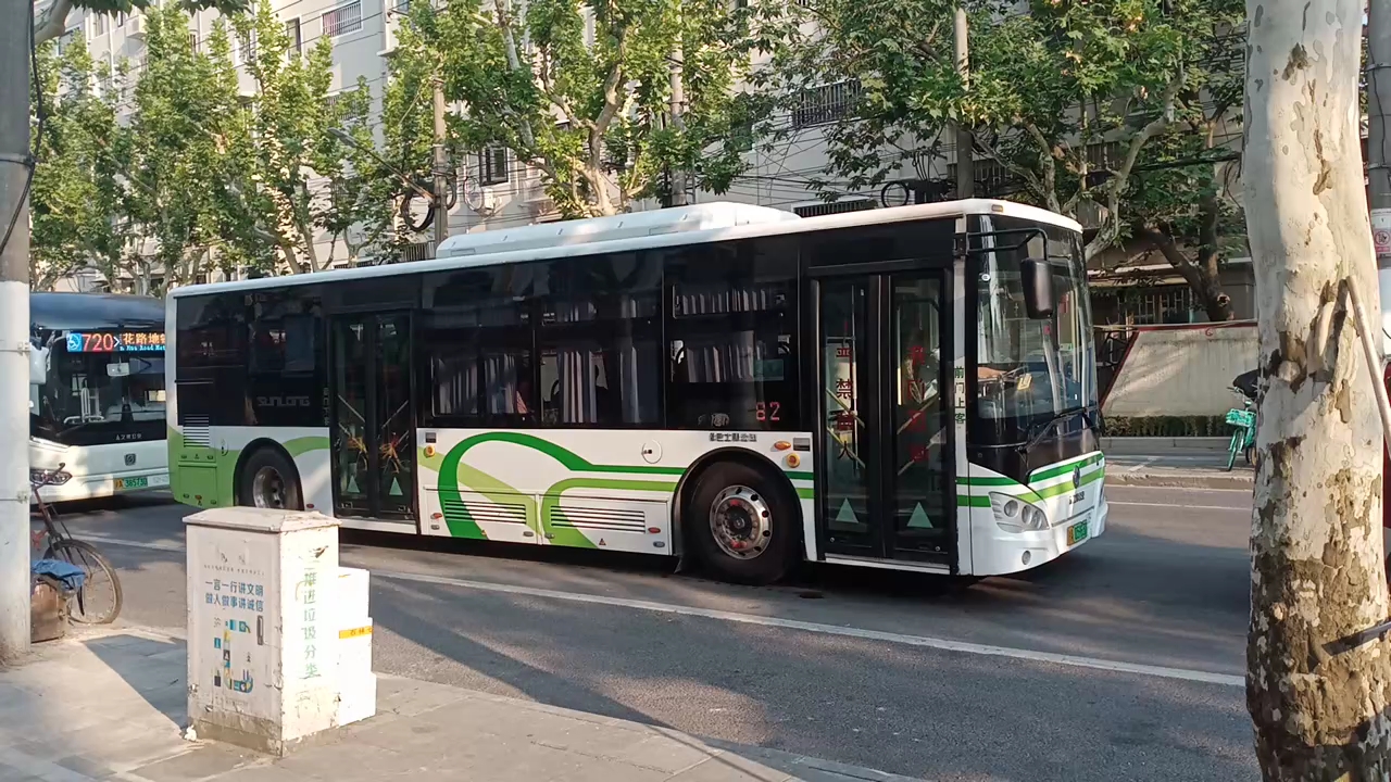 上海公交824路l0b路口起步左转