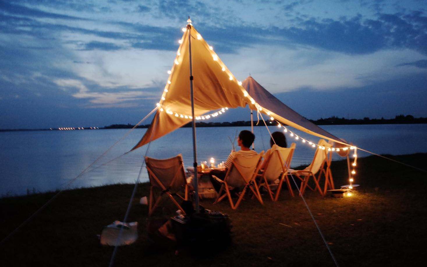 雨季间歇的湖边露营