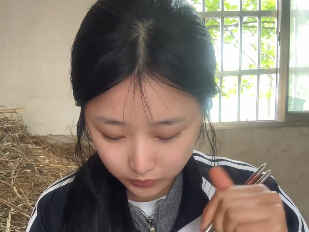 19岁小女孩照顾中风爷爷和年迈奶奶，一天花费不到八元的幸福生活。