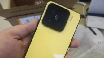小米15定制色-奶油黄亮黑边框。