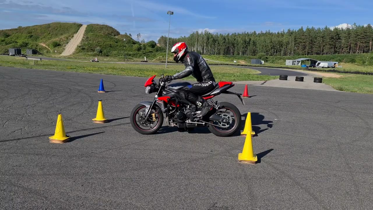 凯旋765摩托 triumph street triple r!金卡纳绕桩 gymkhana!