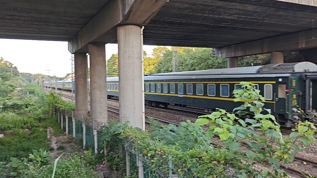 货机拉客(南局向段hxd1b 0061)牵引临客y442(广州——隆化)快速通过