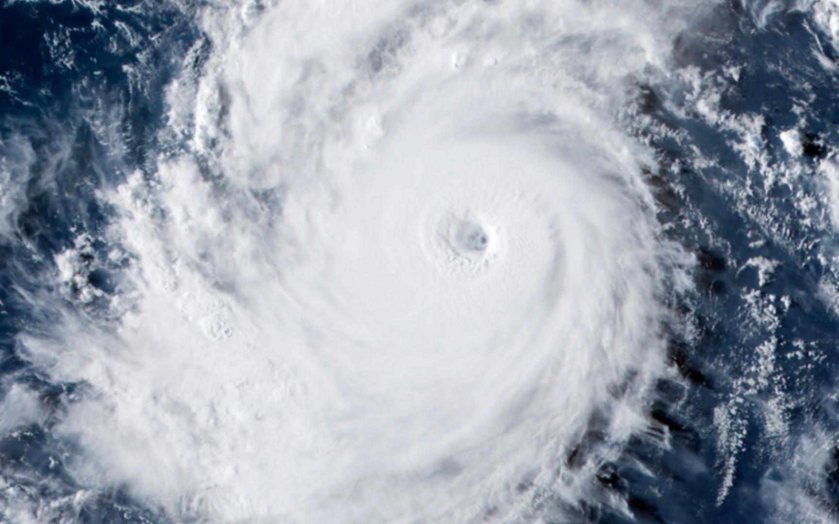 超强台风苏拉风眼置换全程卫星云图