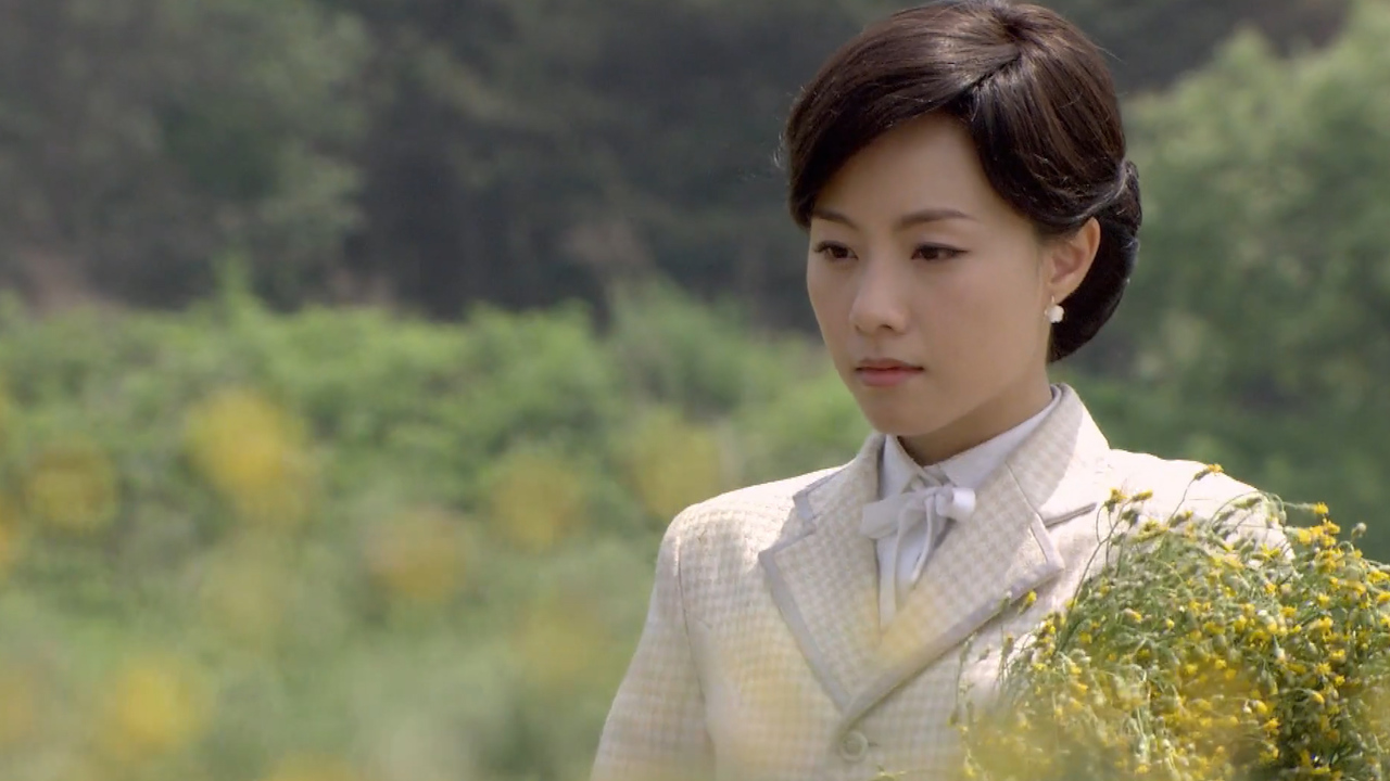 大戏法姑娘在坟前献花美女却突然出现她这是要干什么