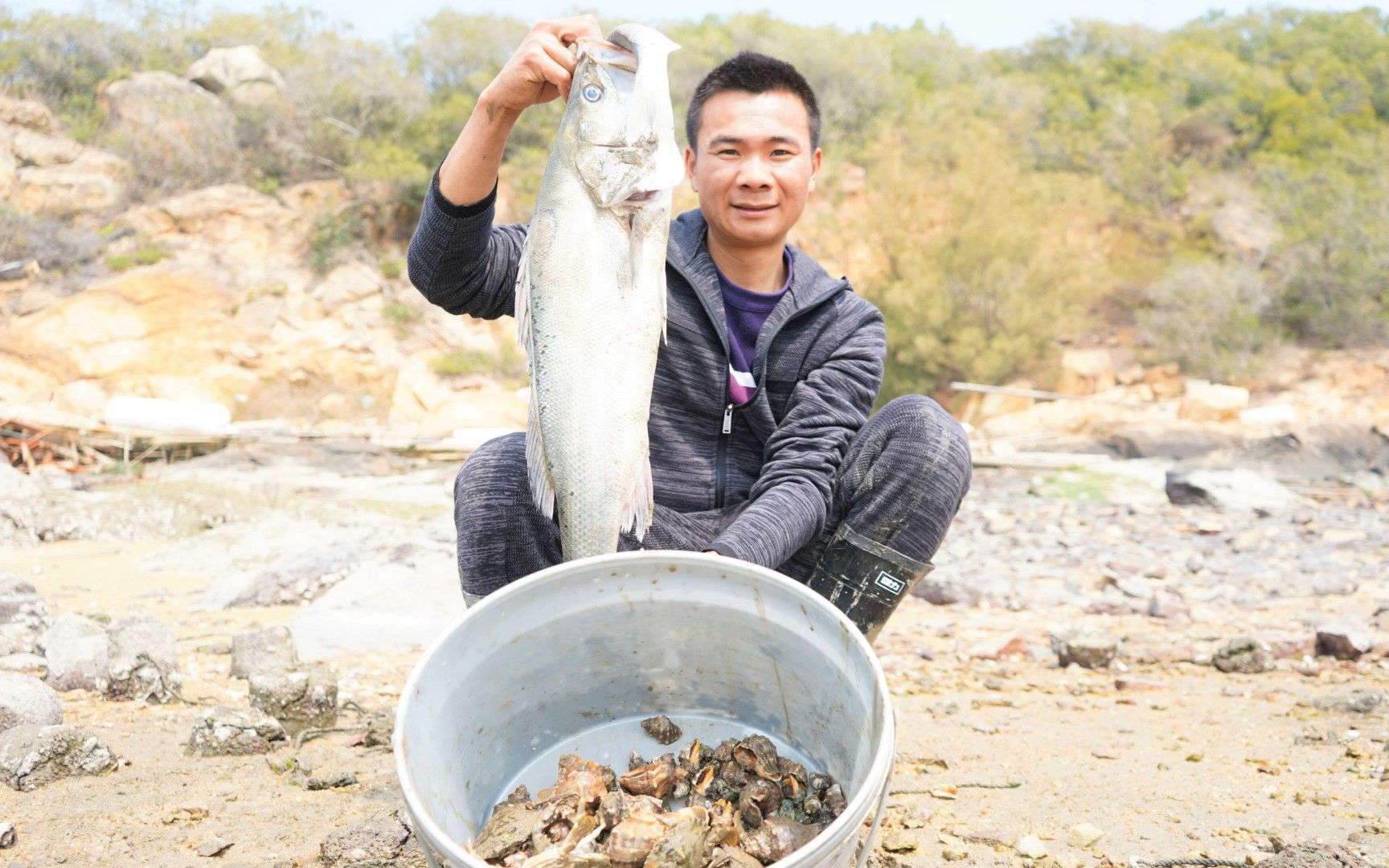 阿烽划船上岛赶海,没想到捡到一条被“噎死”的鱼,起码七八斤哔哩哔哩bilibili