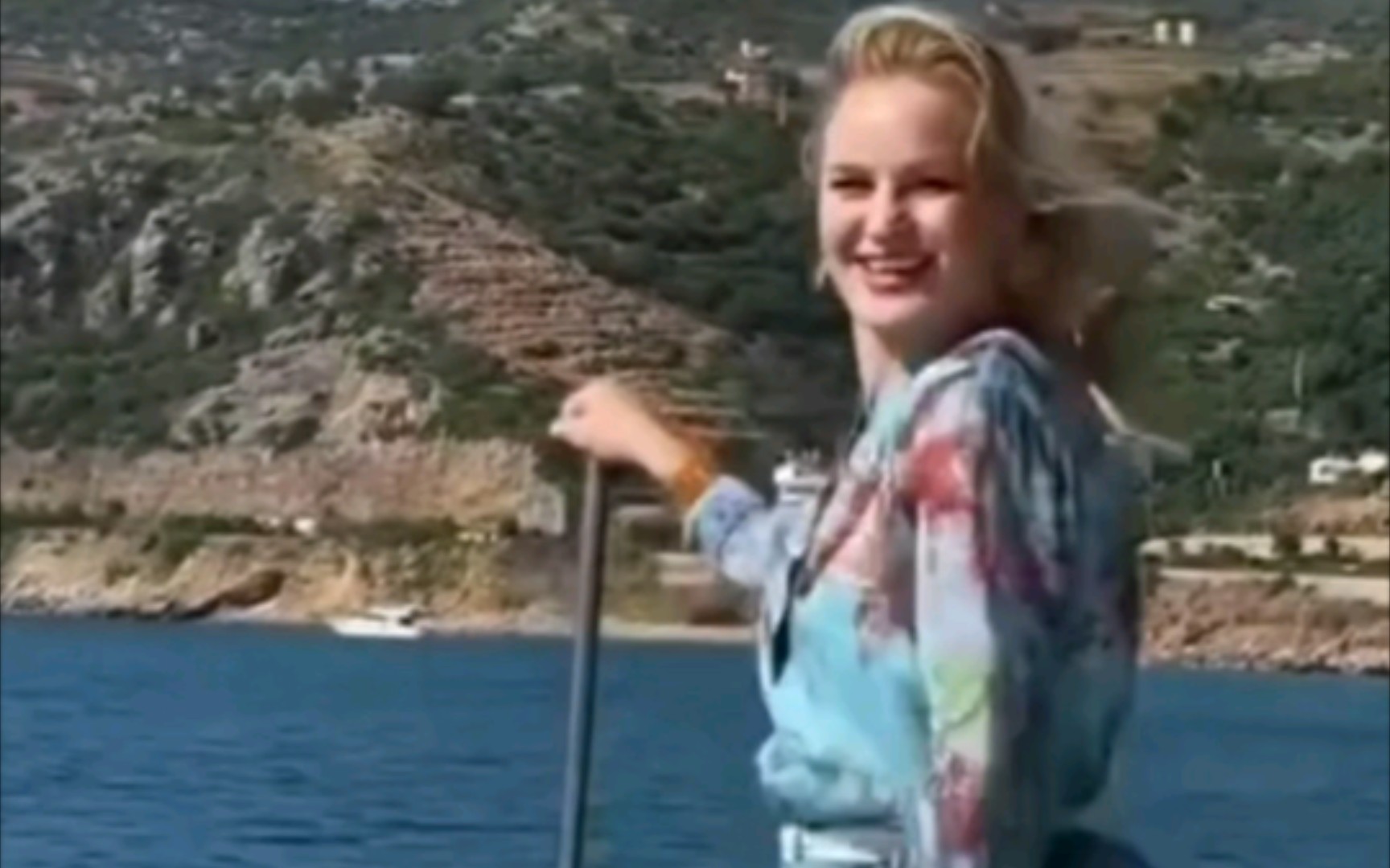 我老婆瓦伦蒂娜之前乘坐游艇的一段录像