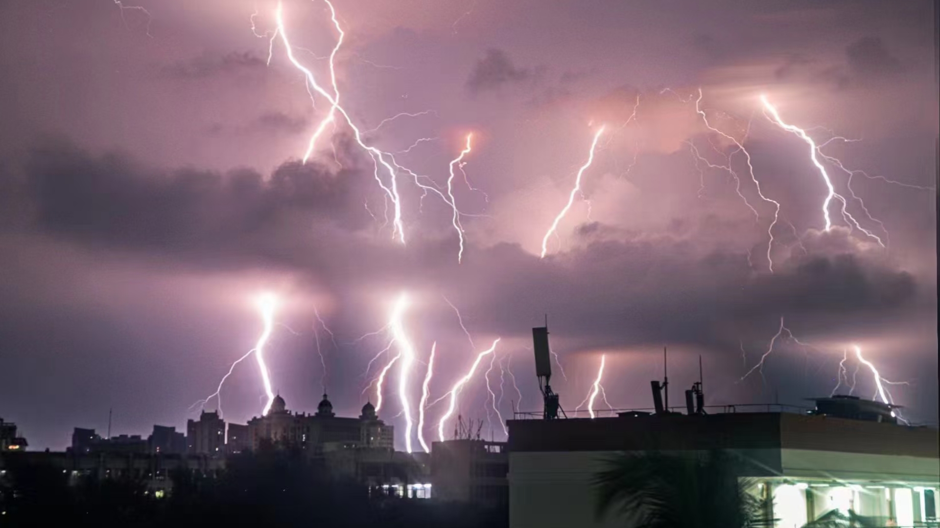 海南海口,台风摩羯来临的前戏,和十年前的威马逊很相似.