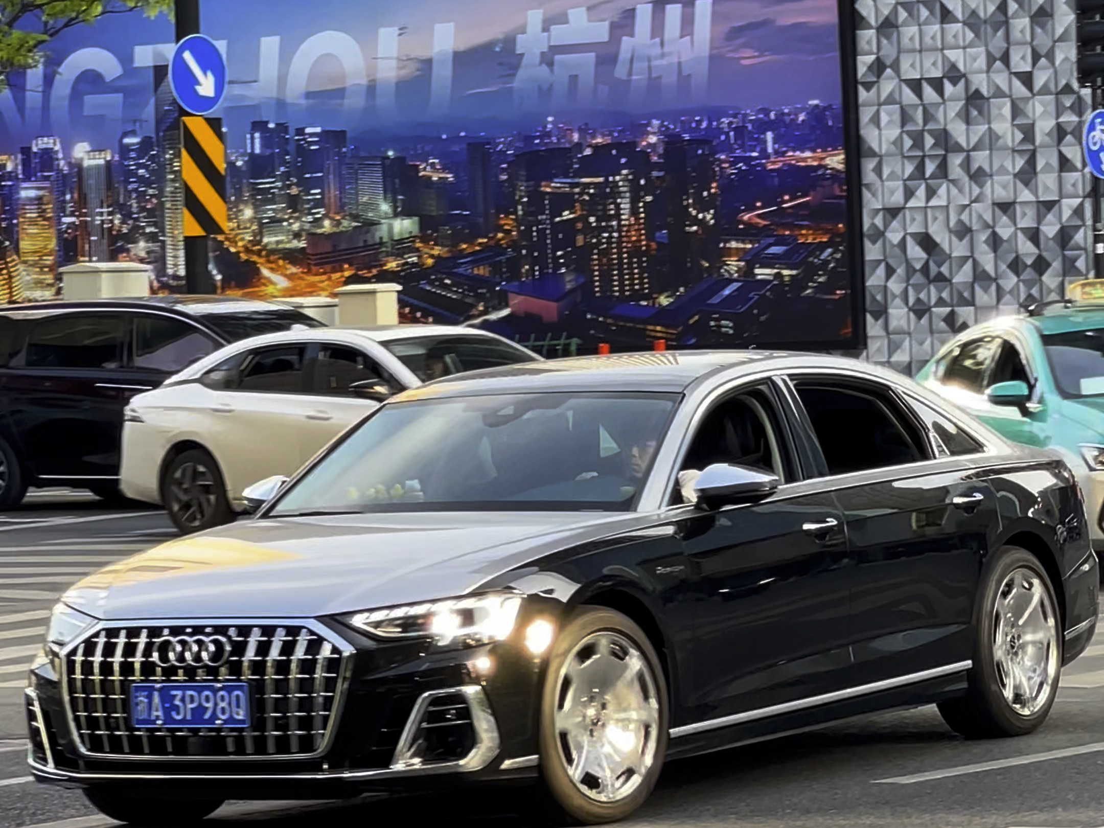 杭州万象城汽车街拍:奥迪a8l霍希改装版#奥迪a8l #奥迪a8霍希版