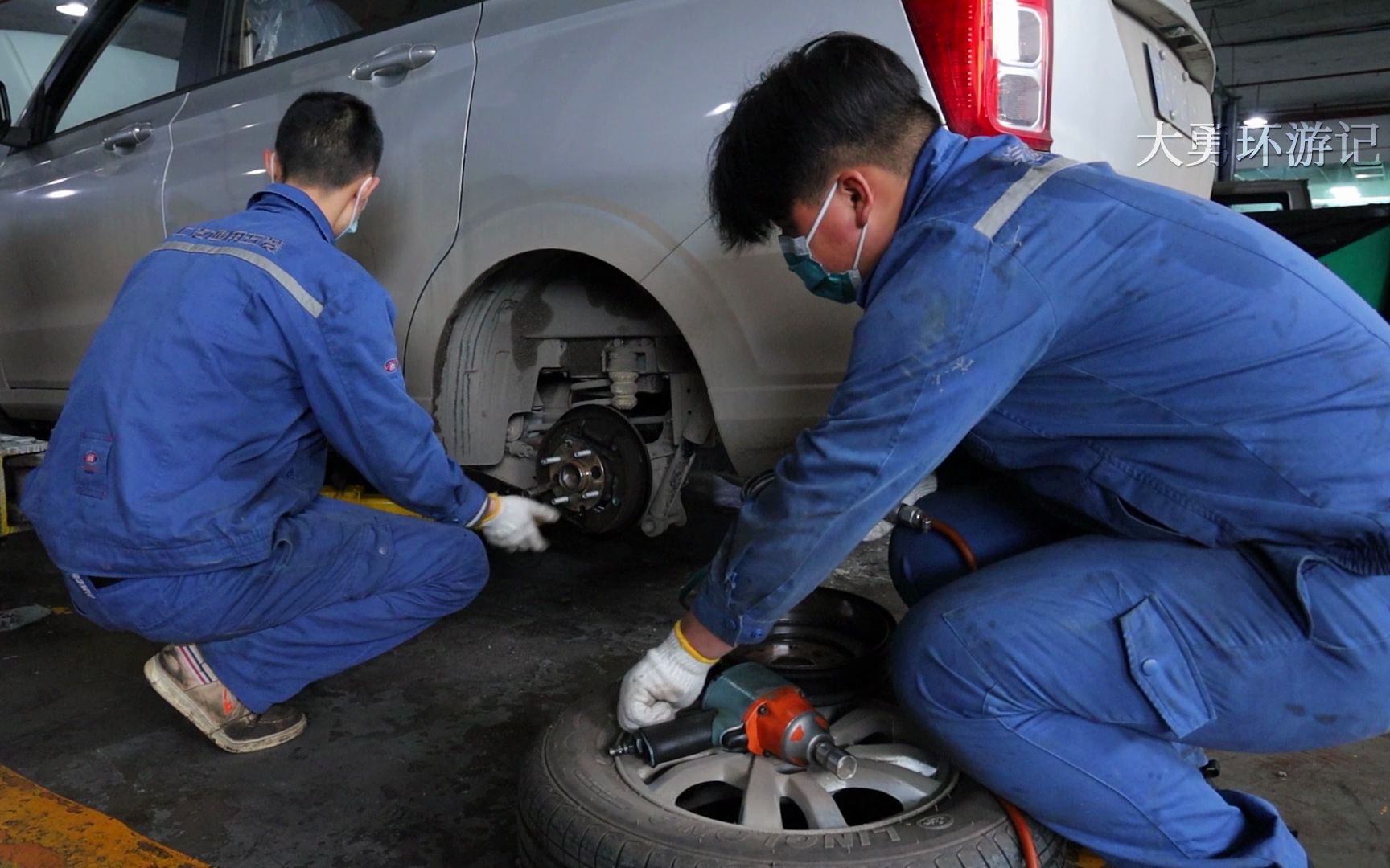 新五菱宏光s免费首次保养发现一个轮子漏油怎么回事