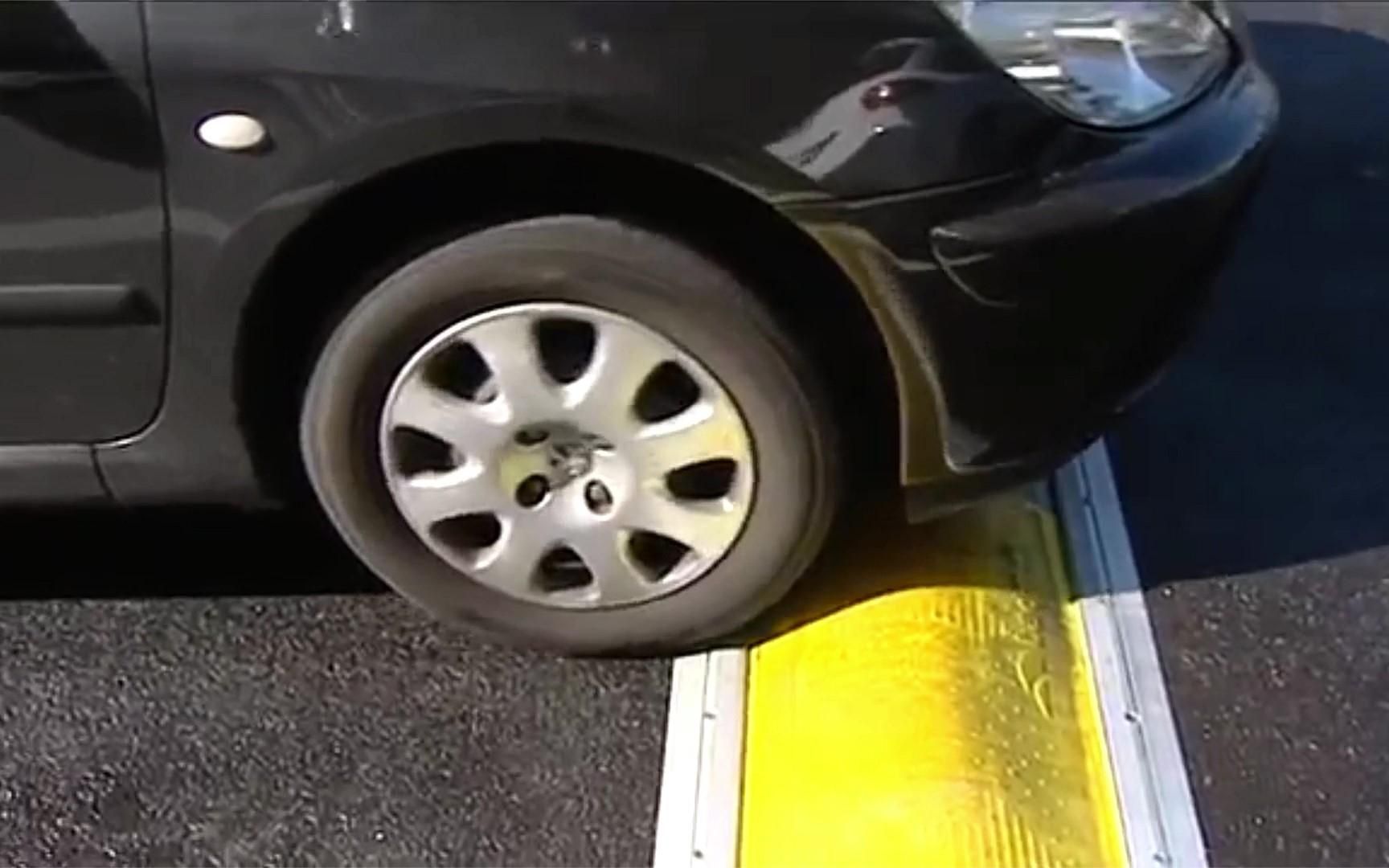 黑科技液体减速带,缓慢通行犹如平地,超速则变硬,非常实用