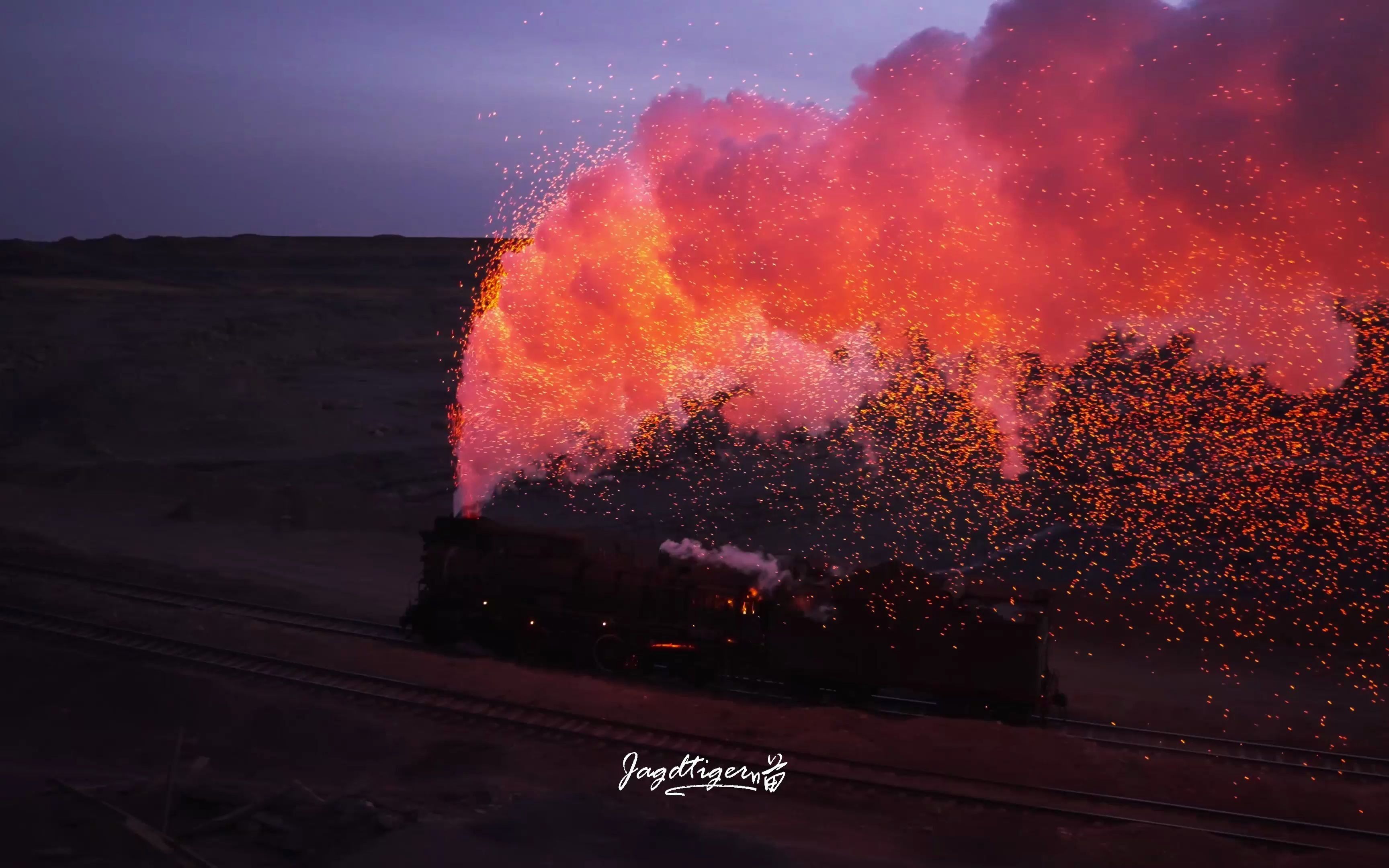 4k蒸汽朋克中国最后的蒸汽机车表演喷火