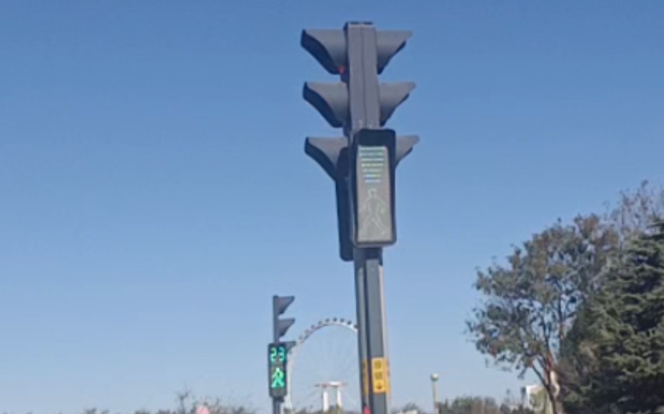 北京石景山游乐园南门正南侧的行人按钮式红绿灯中央的灯还是04年的老