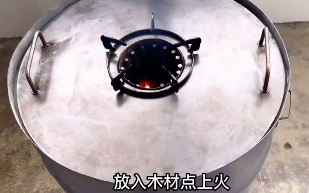 你肯定没见过用油桶改造的可移动多功能柴火炉,蒸煮煎炸烤样样精通,真