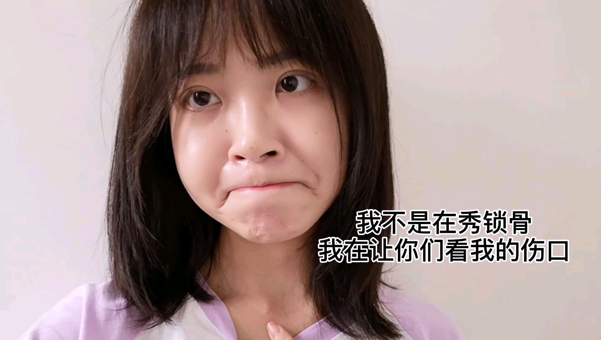 我失声了不能说话默默啃三明治可颂面包吃个麻辣豆腐鱼压压惊