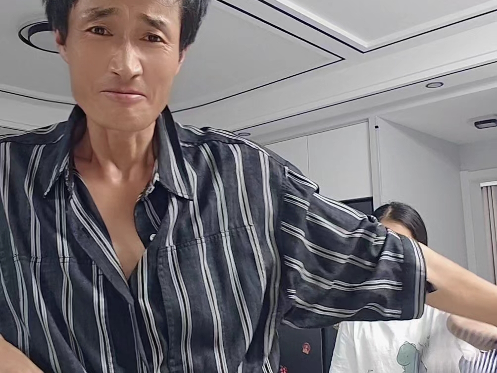 一本正经的扭腰