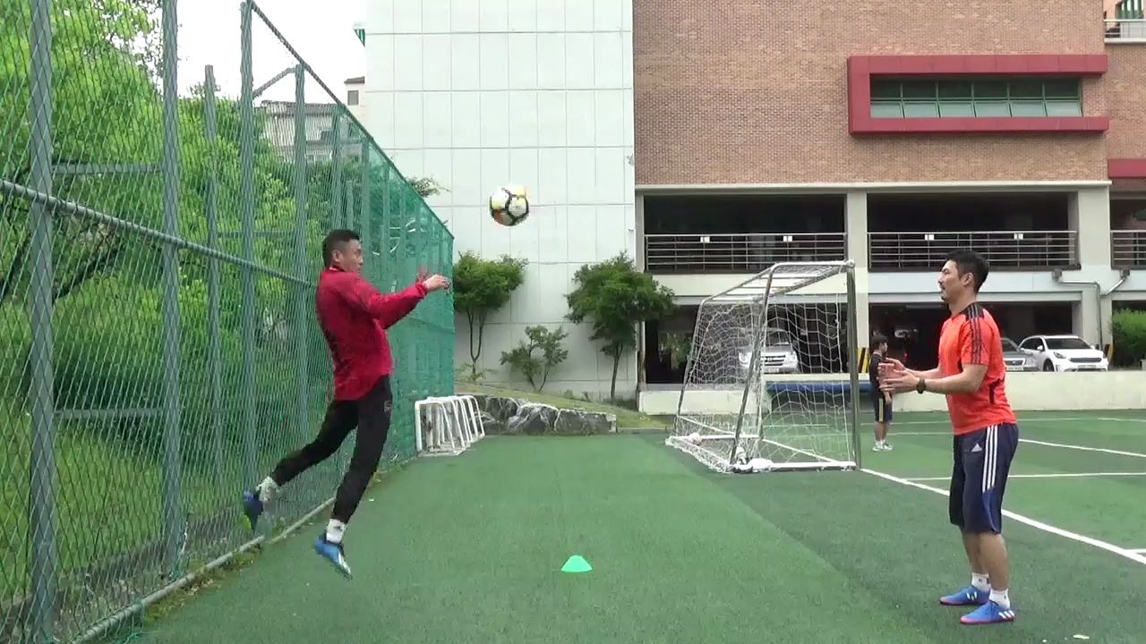头球练习,头球传球射门技术动作示范,应该如何掌握正确技术_哔哩哔哩_bilibili