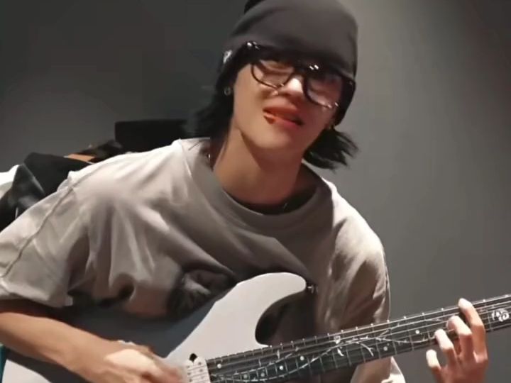 戴眼镜的吉他手wonbin☆6862956892