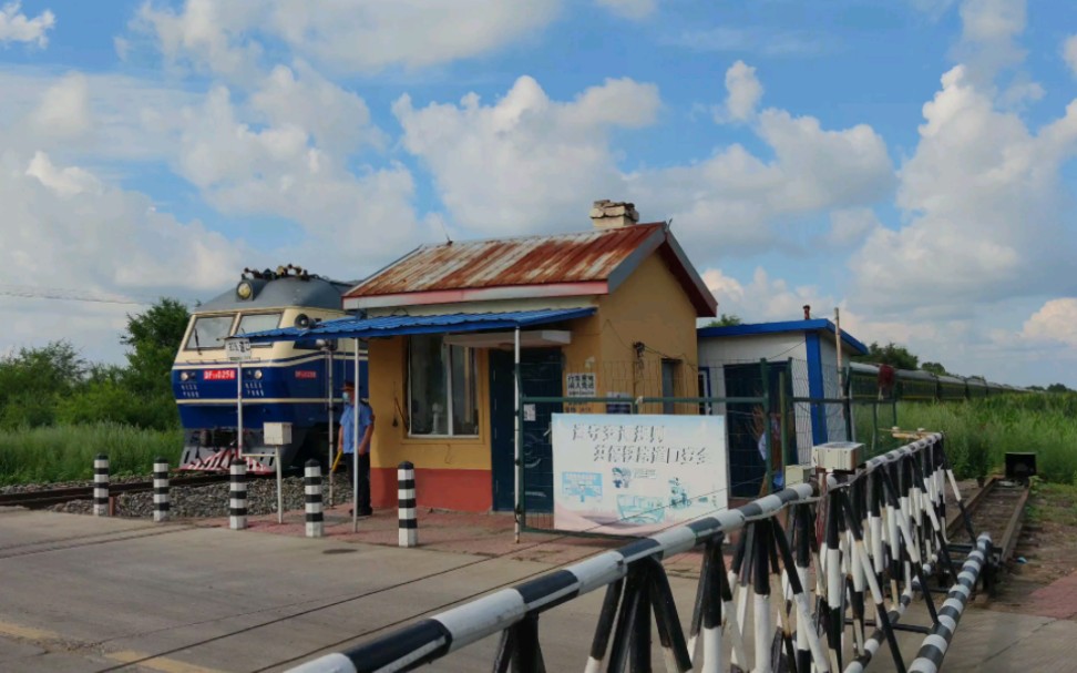 df11 0258牵引k498次(加格达奇-北京)通过富嫩铁路93公里道口_哔哩