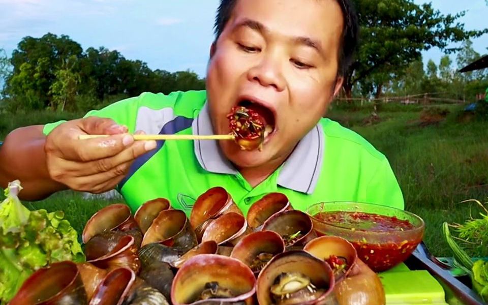 泰国大叔这样吃螺,,,不怕寄生虫嘛