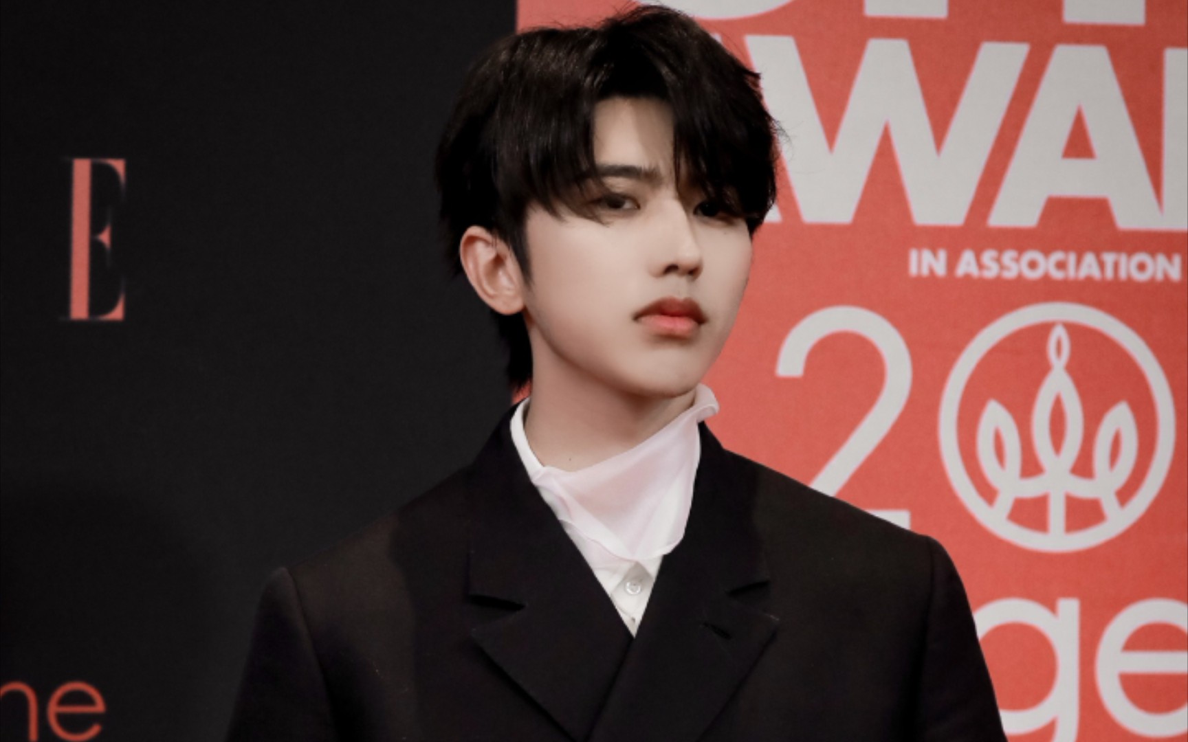 蔡徐坤黑色西装造型给人带来的不同视觉效果,真得穿啥都帅的不行!