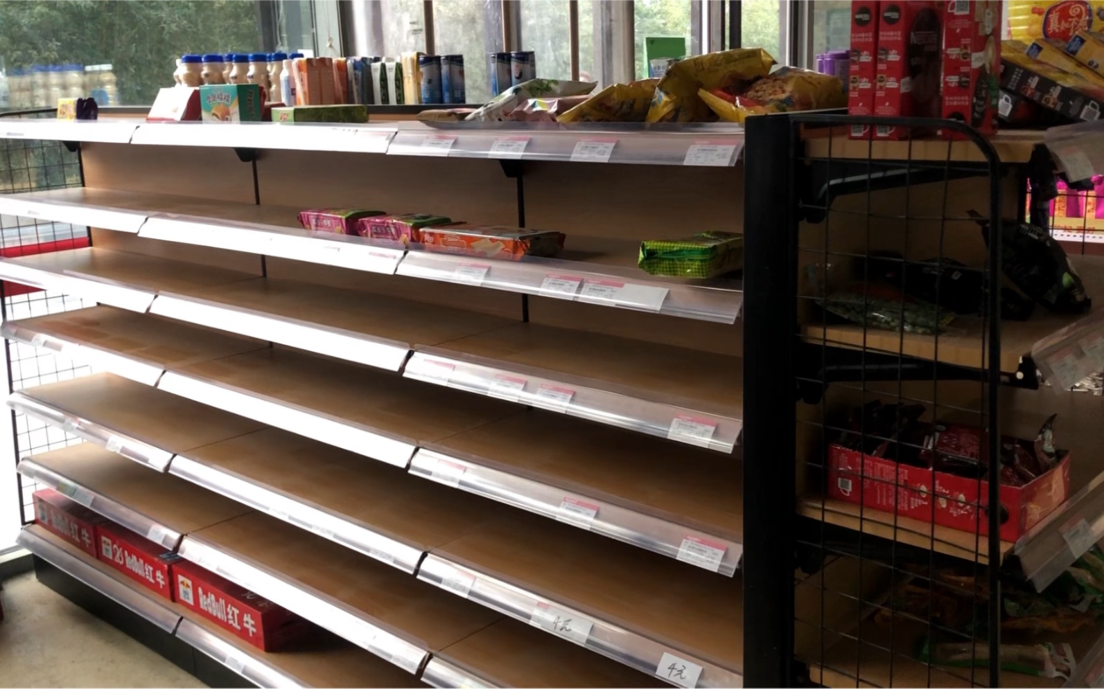 西安小伙疫情期间去购物,货架空荡荡,一包泡面都难买,好久才能恢复正