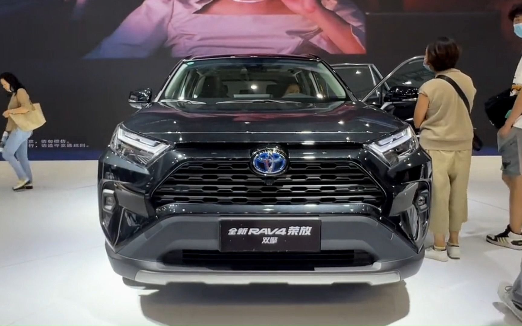 丰田也熬不住啦!油耗5.1l,前后独悬,带你看2023款荣放