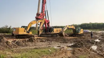 Скачать видео: CAT 320GC铺路给三一旋挖钻转移