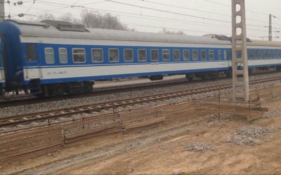 搬运西局西段hxd3牵引合九蓝25g通过渭南西站改造前