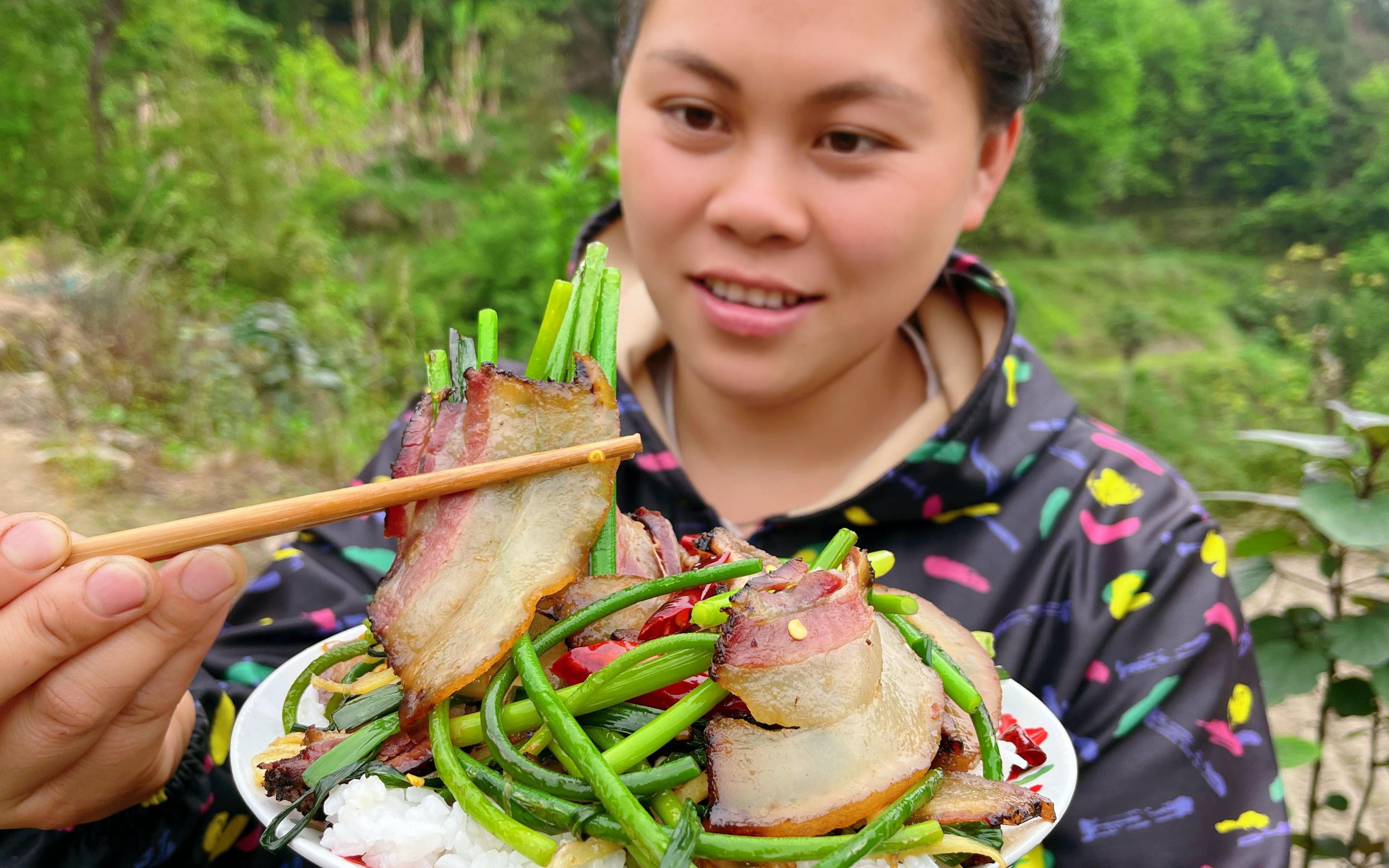 [图]今天掐了一把蒜苔，拿块腊肉一起炒，配上泡椒很下饭吃了一大盘