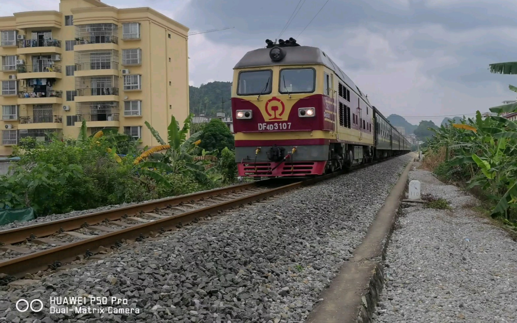 df4d-3107牵引5517通过湘桂线k1006 900去往凭祥站_哔哩哔哩_bilibili
