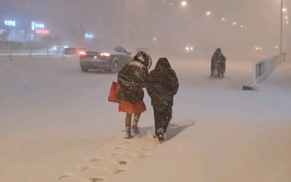 实拍山东威海2021年第一场暴雪,晚上19时大雪纷飞,风也大,好冷哔哩哔哩bilibili